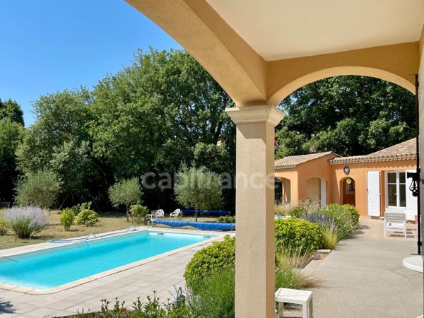 À VENDRE LAURIS (84) Propriété d’exception de plain-pied avec piscine et jardin paysager