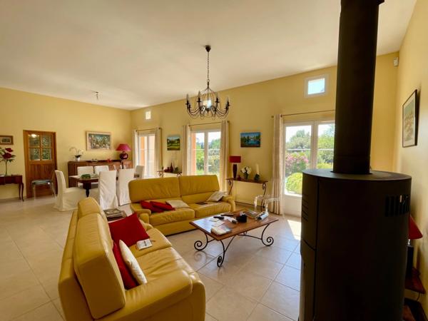 À VENDRE LAURIS (84) Propriété d’exception de plain-pied avec piscine et jardin paysager