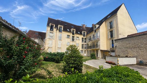 Situé en plein cœur de Nemours, cet appartement bénéficie d’un emplacement privilégié, à proximité immédiate et à pied de toutes les commodités : gare SNCF, commerces, écoles et services du quotidien.

Au sein d’une résidence sécurisée, découvrez ce bel appartement de 2 pièces en rez-de-chaussée, offrant des espaces fonctionnels et agréables.

Il comprend : une entrée avec placard, un séjour spacieux et lumineux, une cuisine aménagée, une chambre avec rangement, une salle d’eau moderne et un wc.

Pour compléter ce bien, vous bénéficiez également d’une cave et d’une place de parking privative.