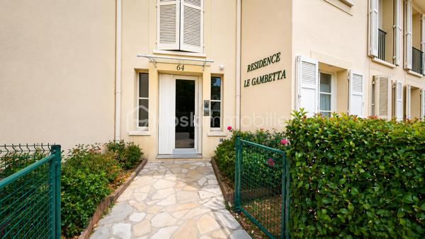 Situé en plein cœur de Nemours, cet appartement bénéficie d’un emplacement privilégié, à proximité immédiate et à pied de toutes les commodités : gare SNCF, commerces, écoles et services du quotidien.

Au sein d’une résidence sécurisée, découvrez ce bel appartement de 2 pièces en rez-de-chaussée, offrant des espaces fonctionnels et agréables.

Il comprend : une entrée avec placard, un séjour spacieux et lumineux, une cuisine aménagée, une chambre avec rangement, une salle d’eau moderne et un wc.

Pour compléter ce bien, vous bénéficiez également d’une cave et d’une place de parking privative.