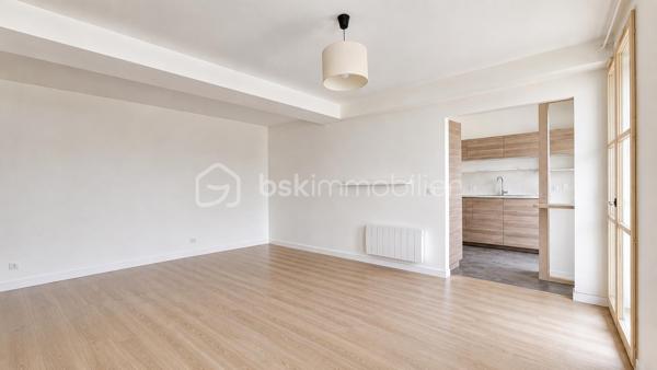 Situé en plein cœur de Nemours, cet appartement bénéficie d’un emplacement privilégié, à proximité immédiate et à pied de toutes les commodités : gare SNCF, commerces, écoles et services du quotidien.

Au sein d’une résidence sécurisée, découvrez ce bel appartement de 2 pièces en rez-de-chaussée, offrant des espaces fonctionnels et agréables.

Il comprend : une entrée avec placard, un séjour spacieux et lumineux, une cuisine aménagée, une chambre avec rangement, une salle d’eau moderne et un wc.

Pour compléter ce bien, vous bénéficiez également d’une cave et d’une place de parking privative.
