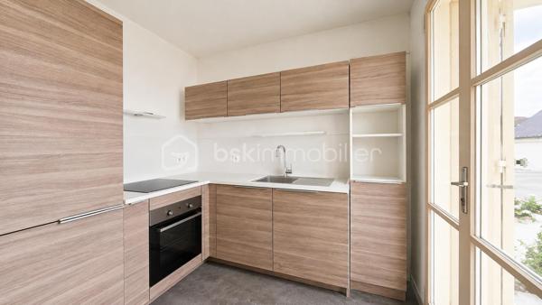 Situé en plein cœur de Nemours, cet appartement bénéficie d’un emplacement privilégié, à proximité immédiate et à pied de toutes les commodités : gare SNCF, commerces, écoles et services du quotidien.

Au sein d’une résidence sécurisée, découvrez ce bel appartement de 2 pièces en rez-de-chaussée, offrant des espaces fonctionnels et agréables.

Il comprend : une entrée avec placard, un séjour spacieux et lumineux, une cuisine aménagée, une chambre avec rangement, une salle d’eau moderne et un wc.

Pour compléter ce bien, vous bénéficiez également d’une cave et d’une place de parking privative.