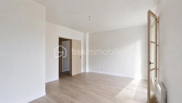 Situé en plein cœur de Nemours, cet appartement bénéficie d’un emplacement privilégié, à proximité immédiate et à pied de toutes les commodités : gare SNCF, commerces, écoles et services du quotidien.

Au sein d’une résidence sécurisée, découvrez ce bel appartement de 2 pièces en rez-de-chaussée, offrant des espaces fonctionnels et agréables.

Il comprend : une entrée avec placard, un séjour spacieux et lumineux, une cuisine aménagée, une chambre avec rangement, une salle d’eau moderne et un wc.

Pour compléter ce bien, vous bénéficiez également d’une cave et d’une place de parking privative.
