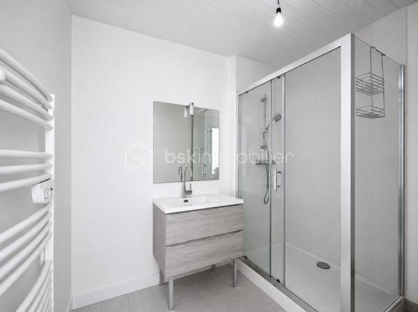 Situé en plein cœur de Nemours, cet appartement bénéficie d’un emplacement privilégié, à proximité immédiate et à pied de toutes les commodités : gare SNCF, commerces, écoles et services du quotidien.

Au sein d’une résidence sécurisée, découvrez ce bel appartement de 2 pièces en rez-de-chaussée, offrant des espaces fonctionnels et agréables.

Il comprend : une entrée avec placard, un séjour spacieux et lumineux, une cuisine aménagée, une chambre avec rangement, une salle d’eau moderne et un wc.

Pour compléter ce bien, vous bénéficiez également d’une cave et d’une place de parking privative.