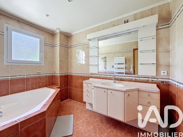 Location maison 8 pièces 210 m² Bussy-Saint-Georges