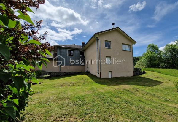 Très jolie maison située à quelques kilomètres de la frontière SUISSE (La Cure) secteur Hauts-de-Bienne dans un environnement privilégié, elle séduira les amateurs de nature et d’espace, tout en restant proche des commodités.

Vous pourrez profiter d'un cadre de vie rare, au calme, en lisière de forêt et sans vis-à-vis.

L'habitation principale bénéficie de beaux volumes avec un grand espace de vie orienté sur la nature environnante.

SES VERITABLES ATOUTS SONT :

✔️ La présence d’un appartement indépendant (surface 60 m2), parfait pour générer un revenu locatif, envisager un projet mixte habitation/investissement.

✔️ Potentiel locatif à l'année aux alentours de 600 € par mois ou location meublée saisonnière

✔️ Maison rénovée – aucun gros travaux à prévoir

✔️ Environnement calme avec accès direct aux chemins de randonnée

✔️ Aucun vis-à-vis

✔️ Terrain agréable et facile d’entretien

✔️ Garage double + 1 garage supplémentaire pour stationnement possible de 3 véhicules

Implantée sur un terrain de 1 430 m², avec en complément 2 parcelles forestières boisées d'une surface de 2140 m2 

Une opportunité rare dans le secteur, idéale pour allier qualité de vie et projet patrimonial.

📞 A découvrir sans tarder avec Stéphane votre conseiller immobilier secteur HAUT-JURA