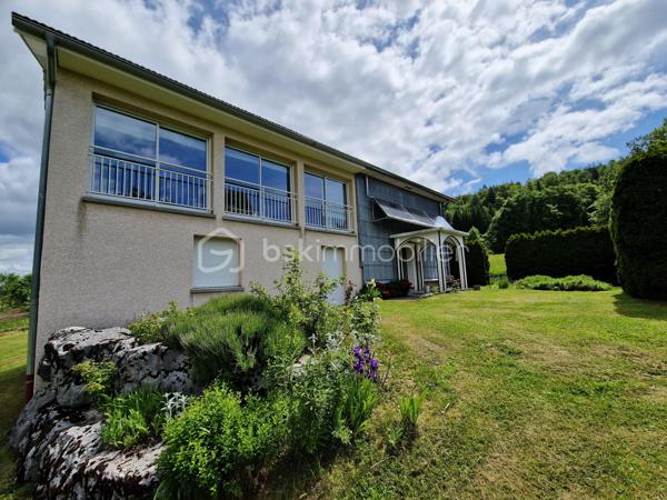 Très jolie maison située à quelques kilomètres de la frontière SUISSE (La Cure) secteur Hauts-de-Bienne dans un environnement privilégié, elle séduira les amateurs de nature et d’espace, tout en restant proche des commodités.

Vous pourrez profiter d'un cadre de vie rare, au calme, en lisière de forêt et sans vis-à-vis.

L'habitation principale bénéficie de beaux volumes avec un grand espace de vie orienté sur la nature environnante.

SES VERITABLES ATOUTS SONT :

✔️ La présence d’un appartement indépendant (surface 60 m2), parfait pour générer un revenu locatif, envisager un projet mixte habitation/investissement.

✔️ Potentiel locatif à l'année aux alentours de 600 € par mois ou location meublée saisonnière

✔️ Maison rénovée – aucun gros travaux à prévoir

✔️ Environnement calme avec accès direct aux chemins de randonnée

✔️ Aucun vis-à-vis

✔️ Terrain agréable et facile d’entretien

✔️ Garage double + 1 garage supplémentaire pour stationnement possible de 3 véhicules

Implantée sur un terrain de 1 430 m², avec en complément 2 parcelles forestières boisées d'une surface de 2140 m2 

Une opportunité rare dans le secteur, idéale pour allier qualité de vie et projet patrimonial.

📞 A découvrir sans tarder avec Stéphane votre conseiller immobilier secteur HAUT-JURA