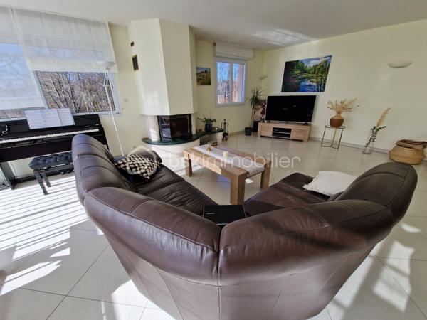 Très jolie maison située à quelques kilomètres de la frontière SUISSE (La Cure) secteur Hauts-de-Bienne dans un environnement privilégié, elle séduira les amateurs de nature et d’espace, tout en restant proche des commodités.

Vous pourrez profiter d'un cadre de vie rare, au calme, en lisière de forêt et sans vis-à-vis.

L'habitation principale bénéficie de beaux volumes avec un grand espace de vie orienté sur la nature environnante.

SES VERITABLES ATOUTS SONT :

✔️ La présence d’un appartement indépendant (surface 60 m2), parfait pour générer un revenu locatif, envisager un projet mixte habitation/investissement.

✔️ Potentiel locatif à l'année aux alentours de 600 € par mois ou location meublée saisonnière

✔️ Maison rénovée – aucun gros travaux à prévoir

✔️ Environnement calme avec accès direct aux chemins de randonnée

✔️ Aucun vis-à-vis

✔️ Terrain agréable et facile d’entretien

✔️ Garage double + 1 garage supplémentaire pour stationnement possible de 3 véhicules

Implantée sur un terrain de 1 430 m², avec en complément 2 parcelles forestières boisées d'une surface de 2140 m2 

Une opportunité rare dans le secteur, idéale pour allier qualité de vie et projet patrimonial.

📞 A découvrir sans tarder avec Stéphane votre conseiller immobilier secteur HAUT-JURA