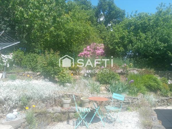 LANDELEAU (29530) : Charmant Penty avec dépendances et grand jardin dans un hameau paisible, en centre Finistère.