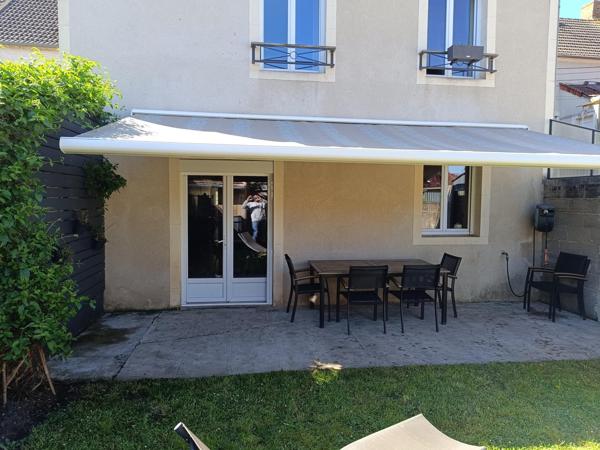 Maison de ville avec 3 chambres et jardin privé.