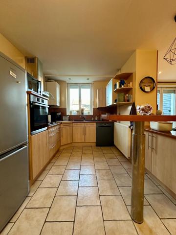Maison de ville avec 3 chambres et jardin privé.