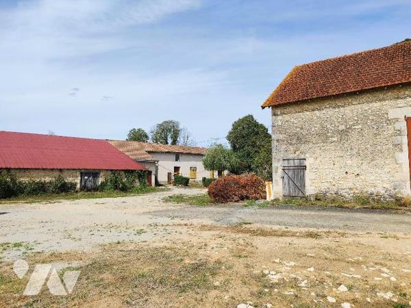 A 8 min de Chauvigny, au coeur de la campagne chauvinoise, à 300 m du premier voisin, ensemble ...