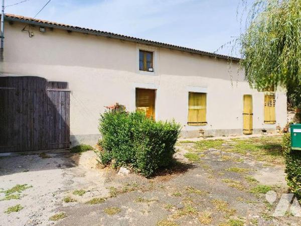 A 8 min de Chauvigny, au coeur de la campagne chauvinoise, à 300 m du premier voisin, ensemble ...