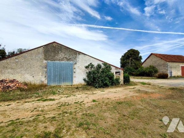 A 8 min de Chauvigny, au coeur de la campagne chauvinoise, à 300 m du premier voisin, ensemble ...