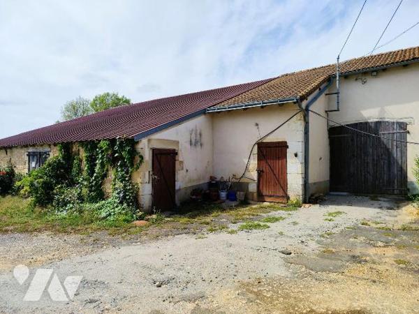 A 8 min de Chauvigny, au coeur de la campagne chauvinoise, à 300 m du premier voisin, ensemble ...