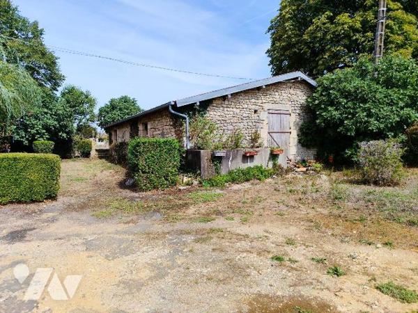 A 8 min de Chauvigny, au coeur de la campagne chauvinoise, à 300 m du premier voisin, ensemble ...