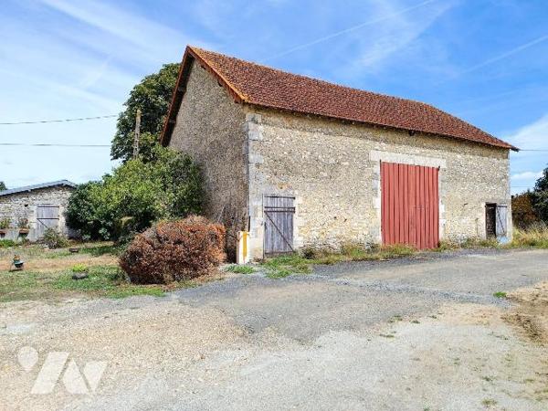 A 8 min de Chauvigny, au coeur de la campagne chauvinoise, à 300 m du premier voisin, ensemble ...