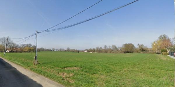 Spacieux terrain constructible, en plein cœur de village