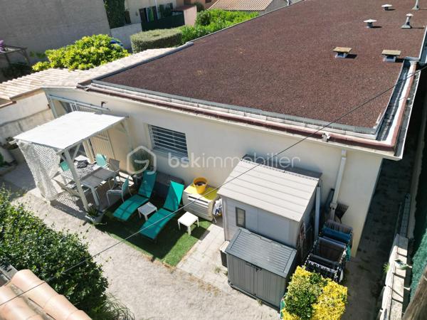 Sur la commune de Frontignan, dans le secteur recherché des Plages, à proximité des commodités et des grands axes, avec un accès direct aux plages, venez découvrir cette coquette maison T2 de plain-pied d’environ 52 m², entièrement rénovée et située en copropriété avec jardin privatif.

Dès l’entrée, vous serez séduit par une agréable cuisine ouverte d’environ 12 m², donnant sur un espace séjour/salon lumineux et entièrement climatisé.

Côté nuit, la maison se compose d’une grande chambre d’environ 12 m², d’une salle d’eau équipée d’une douche à l’italienne ainsi que d’une buanderie.

Côté extérieur, vous profiterez d’une agréable terrasse privative, idéale pour profiter des beaux jours, avec un accès direct aux plages.

Un bien entièrement rénové, idéal pour une résidence secondaire, un pied-à-terre en bord de mer ou un investissement locatif.