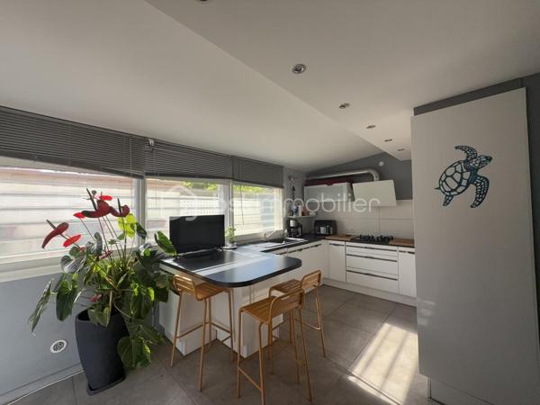 Sur la commune de Frontignan, dans le secteur recherché des Plages, à proximité des commodités et des grands axes, avec un accès direct aux plages, venez découvrir cette coquette maison T2 de plain-pied d’environ 52 m², entièrement rénovée et située en copropriété avec jardin privatif.

Dès l’entrée, vous serez séduit par une agréable cuisine ouverte d’environ 12 m², donnant sur un espace séjour/salon lumineux et entièrement climatisé.

Côté nuit, la maison se compose d’une grande chambre d’environ 12 m², d’une salle d’eau équipée d’une douche à l’italienne ainsi que d’une buanderie.

Côté extérieur, vous profiterez d’une agréable terrasse privative, idéale pour profiter des beaux jours, avec un accès direct aux plages.

Un bien entièrement rénové, idéal pour une résidence secondaire, un pied-à-terre en bord de mer ou un investissement locatif.
