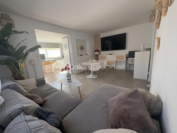 Sur la commune de Frontignan, dans le secteur recherché des Plages, à proximité des commodités et des grands axes, avec un accès direct aux plages, venez découvrir cette coquette maison T2 de plain-pied d’environ 52 m², entièrement rénovée et située en copropriété avec jardin privatif.

Dès l’entrée, vous serez séduit par une agréable cuisine ouverte d’environ 12 m², donnant sur un espace séjour/salon lumineux et entièrement climatisé.

Côté nuit, la maison se compose d’une grande chambre d’environ 12 m², d’une salle d’eau équipée d’une douche à l’italienne ainsi que d’une buanderie.

Côté extérieur, vous profiterez d’une agréable terrasse privative, idéale pour profiter des beaux jours, avec un accès direct aux plages.

Un bien entièrement rénové, idéal pour une résidence secondaire, un pied-à-terre en bord de mer ou un investissement locatif.