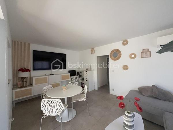 Sur la commune de Frontignan, dans le secteur recherché des Plages, à proximité des commodités et des grands axes, avec un accès direct aux plages, venez découvrir cette coquette maison T2 de plain-pied d’environ 52 m², entièrement rénovée et située en copropriété avec jardin privatif.

Dès l’entrée, vous serez séduit par une agréable cuisine ouverte d’environ 12 m², donnant sur un espace séjour/salon lumineux et entièrement climatisé.

Côté nuit, la maison se compose d’une grande chambre d’environ 12 m², d’une salle d’eau équipée d’une douche à l’italienne ainsi que d’une buanderie.

Côté extérieur, vous profiterez d’une agréable terrasse privative, idéale pour profiter des beaux jours, avec un accès direct aux plages.

Un bien entièrement rénové, idéal pour une résidence secondaire, un pied-à-terre en bord de mer ou un investissement locatif.
