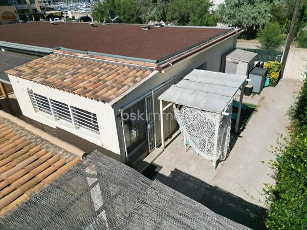 Sur la commune de Frontignan, dans le secteur recherché des Plages, à proximité des commodités et des grands axes, avec un accès direct aux plages, venez découvrir cette coquette maison T2 de plain-pied d’environ 52 m², entièrement rénovée et située en copropriété avec jardin privatif.

Dès l’entrée, vous serez séduit par une agréable cuisine ouverte d’environ 12 m², donnant sur un espace séjour/salon lumineux et entièrement climatisé.

Côté nuit, la maison se compose d’une grande chambre d’environ 12 m², d’une salle d’eau équipée d’une douche à l’italienne ainsi que d’une buanderie.

Côté extérieur, vous profiterez d’une agréable terrasse privative, idéale pour profiter des beaux jours, avec un accès direct aux plages.

Un bien entièrement rénové, idéal pour une résidence secondaire, un pied-à-terre en bord de mer ou un investissement locatif.