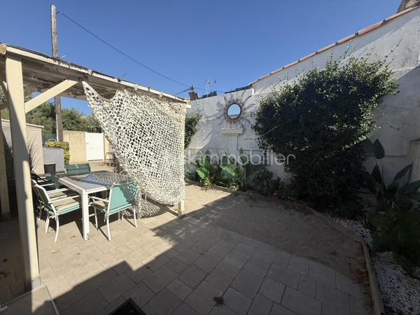 Sur la commune de Frontignan, dans le secteur recherché des Plages, à proximité des commodités et des grands axes, avec un accès direct aux plages, venez découvrir cette coquette maison T2 de plain-pied d’environ 52 m², entièrement rénovée et située en copropriété avec jardin privatif.

Dès l’entrée, vous serez séduit par une agréable cuisine ouverte d’environ 12 m², donnant sur un espace séjour/salon lumineux et entièrement climatisé.

Côté nuit, la maison se compose d’une grande chambre d’environ 12 m², d’une salle d’eau équipée d’une douche à l’italienne ainsi que d’une buanderie.

Côté extérieur, vous profiterez d’une agréable terrasse privative, idéale pour profiter des beaux jours, avec un accès direct aux plages.

Un bien entièrement rénové, idéal pour une résidence secondaire, un pied-à-terre en bord de mer ou un investissement locatif.