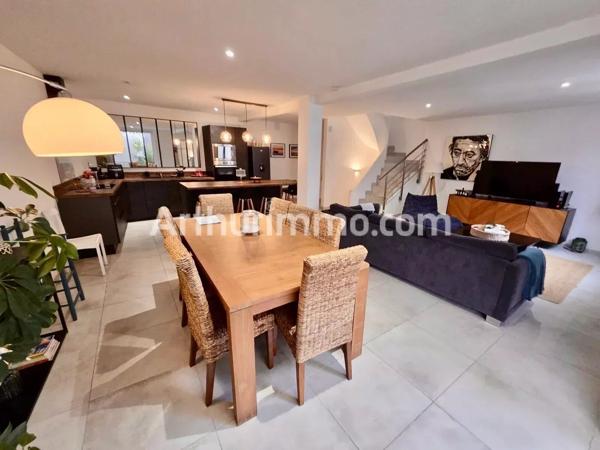 Vente                                                      Maison de ville
                        
                     4 pièces                      117 m2                     à Florensac