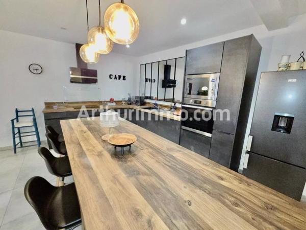 Vente                                                      Maison de ville
                        
                     4 pièces                      117 m2                     à Florensac