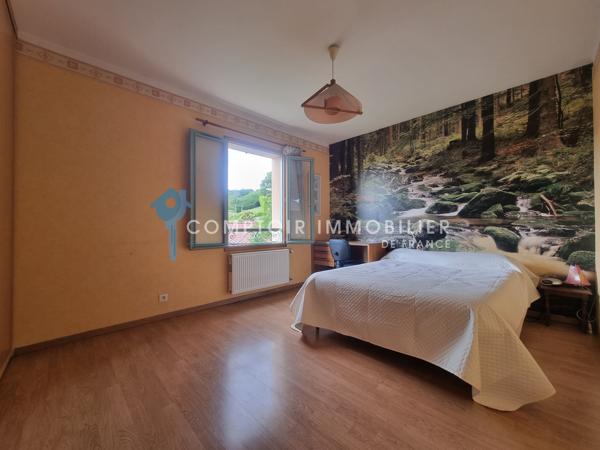 Villa
                                                                                                                                                                                                                                                                                                                        6 pièce(s)                                                                                                                                                                                                          5 chambre(s)                                                                                                                                                                                                          159  m²