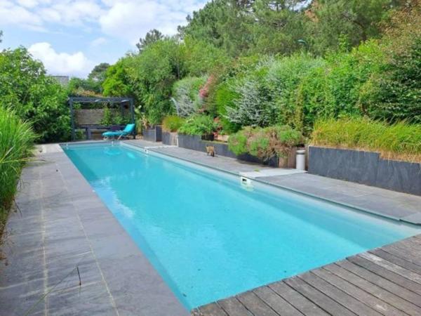 Maison d’architecte vie de plain pied chambre parentale en RDC avec piscine chauffée proche plages ARRADON (56)