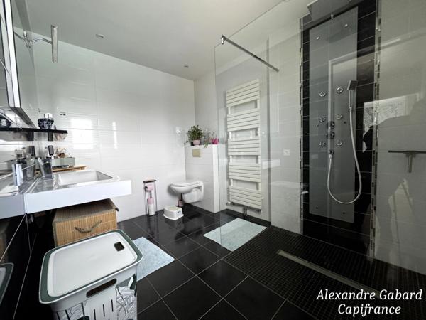 Contemporaine de plain-pied - 3 chambres - Piscine - Garage - Jardin