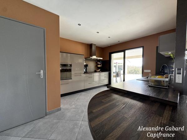 Contemporaine de plain-pied - 3 chambres - Piscine - Garage - Jardin