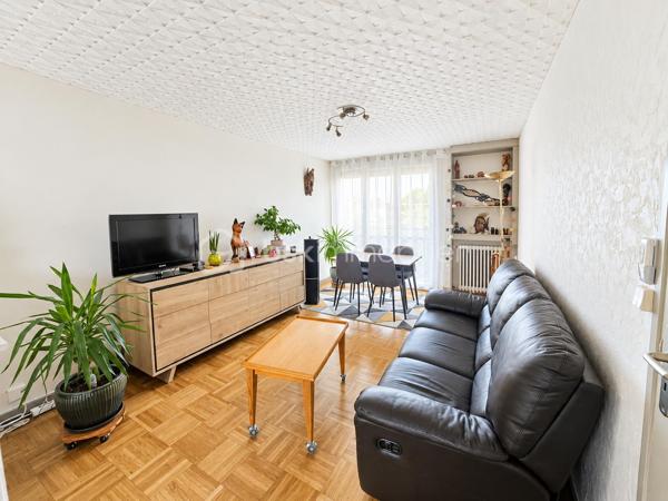 Opportunité d'investissement clé en main à Beauvais !

Idéal pour un investisseur à la recherche d'un placement performant, sécurisé et immédiatement rentable, cet appartement T3 de 70,89 m² est vendu occupé avec locataire en place.

Performance financière :
→Loyer mensuel : 737,56 € CC ( dont 583,56€ HC)
→Rentabilité brute : 8,76 %

✅Description du bien :
Situé au sein de la résidence Bellevue, cet appartement lumineux et bien agencé comprend :

→Une entrée fonctionnelle
→Un vaste espace salon / séjour
→Une cuisine séparée
→Deux chambres
→Une salle de bain
→Un balcon pour profiter d'un espace extérieur

✅Les plus et prestations techniques :
→chauffage : collectif ( inclus dans les charges)
→Menuiseries : Fenêtres en double vitrage
→Annexes : Une cave privative
→Stationnement : Nombreuses places de parking collectives au pied de la résidence

👌Un bien géré, offrant un rendement attractif dès le premier jour de l'acquisition.