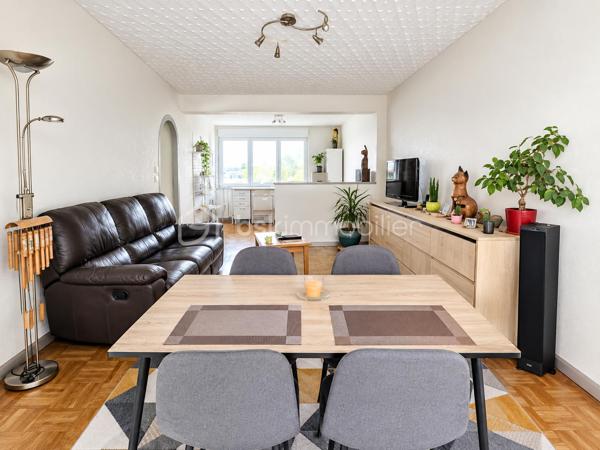 Opportunité d'investissement clé en main à Beauvais !

Idéal pour un investisseur à la recherche d'un placement performant, sécurisé et immédiatement rentable, cet appartement T3 de 70,89 m² est vendu occupé avec locataire en place.

Performance financière :
→Loyer mensuel : 737,56 € CC ( dont 583,56€ HC)
→Rentabilité brute : 8,76 %

✅Description du bien :
Situé au sein de la résidence Bellevue, cet appartement lumineux et bien agencé comprend :

→Une entrée fonctionnelle
→Un vaste espace salon / séjour
→Une cuisine séparée
→Deux chambres
→Une salle de bain
→Un balcon pour profiter d'un espace extérieur

✅Les plus et prestations techniques :
→chauffage : collectif ( inclus dans les charges)
→Menuiseries : Fenêtres en double vitrage
→Annexes : Une cave privative
→Stationnement : Nombreuses places de parking collectives au pied de la résidence

👌Un bien géré, offrant un rendement attractif dès le premier jour de l'acquisition.