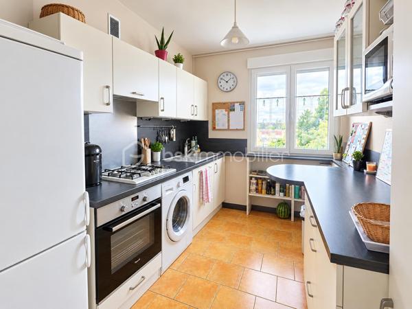 Opportunité d'investissement clé en main à Beauvais !

Idéal pour un investisseur à la recherche d'un placement performant, sécurisé et immédiatement rentable, cet appartement T3 de 70,89 m² est vendu occupé avec locataire en place.

Performance financière :
→Loyer mensuel : 737,56 € CC ( dont 583,56€ HC)
→Rentabilité brute : 8,76 %

✅Description du bien :
Situé au sein de la résidence Bellevue, cet appartement lumineux et bien agencé comprend :

→Une entrée fonctionnelle
→Un vaste espace salon / séjour
→Une cuisine séparée
→Deux chambres
→Une salle de bain
→Un balcon pour profiter d'un espace extérieur

✅Les plus et prestations techniques :
→chauffage : collectif ( inclus dans les charges)
→Menuiseries : Fenêtres en double vitrage
→Annexes : Une cave privative
→Stationnement : Nombreuses places de parking collectives au pied de la résidence

👌Un bien géré, offrant un rendement attractif dès le premier jour de l'acquisition.