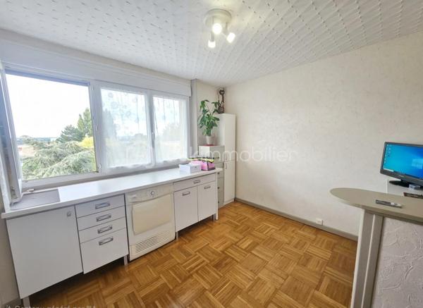 Opportunité d'investissement clé en main à Beauvais !

Idéal pour un investisseur à la recherche d'un placement performant, sécurisé et immédiatement rentable, cet appartement T3 de 70,89 m² est vendu occupé avec locataire en place.

Performance financière :
→Loyer mensuel : 737,56 € CC ( dont 583,56€ HC)
→Rentabilité brute : 8,76 %

✅Description du bien :
Situé au sein de la résidence Bellevue, cet appartement lumineux et bien agencé comprend :

→Une entrée fonctionnelle
→Un vaste espace salon / séjour
→Une cuisine séparée
→Deux chambres
→Une salle de bain
→Un balcon pour profiter d'un espace extérieur

✅Les plus et prestations techniques :
→chauffage : collectif ( inclus dans les charges)
→Menuiseries : Fenêtres en double vitrage
→Annexes : Une cave privative
→Stationnement : Nombreuses places de parking collectives au pied de la résidence

👌Un bien géré, offrant un rendement attractif dès le premier jour de l'acquisition.