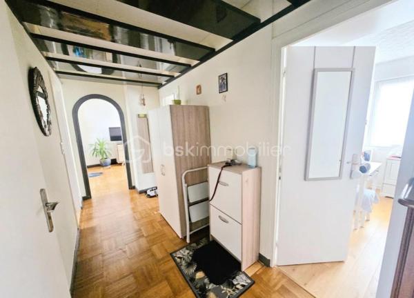 Opportunité d'investissement clé en main à Beauvais !

Idéal pour un investisseur à la recherche d'un placement performant, sécurisé et immédiatement rentable, cet appartement T3 de 70,89 m² est vendu occupé avec locataire en place.

Performance financière :
→Loyer mensuel : 737,56 € CC ( dont 583,56€ HC)
→Rentabilité brute : 8,76 %

✅Description du bien :
Situé au sein de la résidence Bellevue, cet appartement lumineux et bien agencé comprend :

→Une entrée fonctionnelle
→Un vaste espace salon / séjour
→Une cuisine séparée
→Deux chambres
→Une salle de bain
→Un balcon pour profiter d'un espace extérieur

✅Les plus et prestations techniques :
→chauffage : collectif ( inclus dans les charges)
→Menuiseries : Fenêtres en double vitrage
→Annexes : Une cave privative
→Stationnement : Nombreuses places de parking collectives au pied de la résidence

👌Un bien géré, offrant un rendement attractif dès le premier jour de l'acquisition.