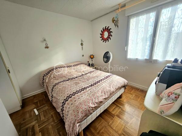Opportunité d'investissement clé en main à Beauvais !

Idéal pour un investisseur à la recherche d'un placement performant, sécurisé et immédiatement rentable, cet appartement T3 de 70,89 m² est vendu occupé avec locataire en place.

Performance financière :
→Loyer mensuel : 737,56 € CC ( dont 583,56€ HC)
→Rentabilité brute : 8,76 %

✅Description du bien :
Situé au sein de la résidence Bellevue, cet appartement lumineux et bien agencé comprend :

→Une entrée fonctionnelle
→Un vaste espace salon / séjour
→Une cuisine séparée
→Deux chambres
→Une salle de bain
→Un balcon pour profiter d'un espace extérieur

✅Les plus et prestations techniques :
→chauffage : collectif ( inclus dans les charges)
→Menuiseries : Fenêtres en double vitrage
→Annexes : Une cave privative
→Stationnement : Nombreuses places de parking collectives au pied de la résidence

👌Un bien géré, offrant un rendement attractif dès le premier jour de l'acquisition.