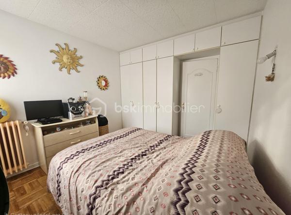 Opportunité d'investissement clé en main à Beauvais !

Idéal pour un investisseur à la recherche d'un placement performant, sécurisé et immédiatement rentable, cet appartement T3 de 70,89 m² est vendu occupé avec locataire en place.

Performance financière :
→Loyer mensuel : 737,56 € CC ( dont 583,56€ HC)
→Rentabilité brute : 8,76 %

✅Description du bien :
Situé au sein de la résidence Bellevue, cet appartement lumineux et bien agencé comprend :

→Une entrée fonctionnelle
→Un vaste espace salon / séjour
→Une cuisine séparée
→Deux chambres
→Une salle de bain
→Un balcon pour profiter d'un espace extérieur

✅Les plus et prestations techniques :
→chauffage : collectif ( inclus dans les charges)
→Menuiseries : Fenêtres en double vitrage
→Annexes : Une cave privative
→Stationnement : Nombreuses places de parking collectives au pied de la résidence

👌Un bien géré, offrant un rendement attractif dès le premier jour de l'acquisition.