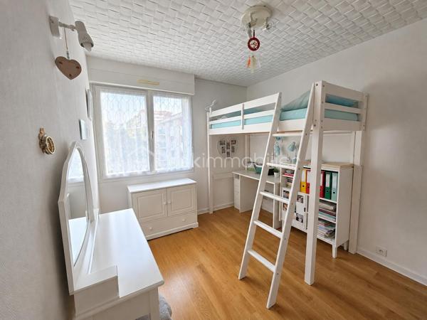 Opportunité d'investissement clé en main à Beauvais !

Idéal pour un investisseur à la recherche d'un placement performant, sécurisé et immédiatement rentable, cet appartement T3 de 70,89 m² est vendu occupé avec locataire en place.

Performance financière :
→Loyer mensuel : 737,56 € CC ( dont 583,56€ HC)
→Rentabilité brute : 8,76 %

✅Description du bien :
Situé au sein de la résidence Bellevue, cet appartement lumineux et bien agencé comprend :

→Une entrée fonctionnelle
→Un vaste espace salon / séjour
→Une cuisine séparée
→Deux chambres
→Une salle de bain
→Un balcon pour profiter d'un espace extérieur

✅Les plus et prestations techniques :
→chauffage : collectif ( inclus dans les charges)
→Menuiseries : Fenêtres en double vitrage
→Annexes : Une cave privative
→Stationnement : Nombreuses places de parking collectives au pied de la résidence

👌Un bien géré, offrant un rendement attractif dès le premier jour de l'acquisition.
