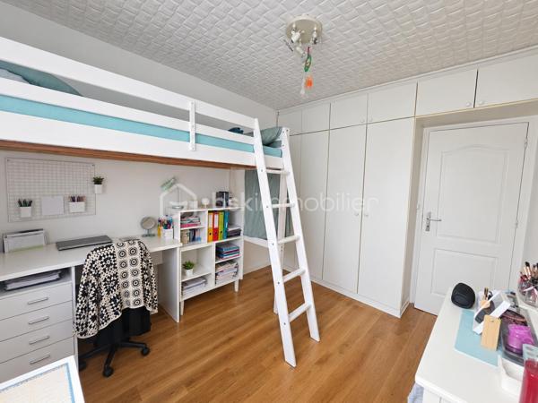 Opportunité d'investissement clé en main à Beauvais !

Idéal pour un investisseur à la recherche d'un placement performant, sécurisé et immédiatement rentable, cet appartement T3 de 70,89 m² est vendu occupé avec locataire en place.

Performance financière :
→Loyer mensuel : 737,56 € CC ( dont 583,56€ HC)
→Rentabilité brute : 8,76 %

✅Description du bien :
Situé au sein de la résidence Bellevue, cet appartement lumineux et bien agencé comprend :

→Une entrée fonctionnelle
→Un vaste espace salon / séjour
→Une cuisine séparée
→Deux chambres
→Une salle de bain
→Un balcon pour profiter d'un espace extérieur

✅Les plus et prestations techniques :
→chauffage : collectif ( inclus dans les charges)
→Menuiseries : Fenêtres en double vitrage
→Annexes : Une cave privative
→Stationnement : Nombreuses places de parking collectives au pied de la résidence

👌Un bien géré, offrant un rendement attractif dès le premier jour de l'acquisition.