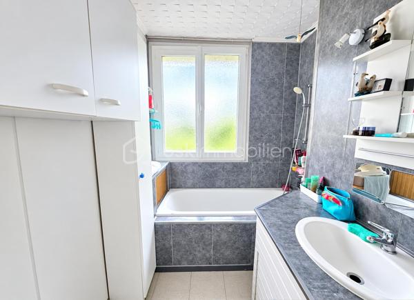 Opportunité d'investissement clé en main à Beauvais !

Idéal pour un investisseur à la recherche d'un placement performant, sécurisé et immédiatement rentable, cet appartement T3 de 70,89 m² est vendu occupé avec locataire en place.

Performance financière :
→Loyer mensuel : 737,56 € CC ( dont 583,56€ HC)
→Rentabilité brute : 8,76 %

✅Description du bien :
Situé au sein de la résidence Bellevue, cet appartement lumineux et bien agencé comprend :

→Une entrée fonctionnelle
→Un vaste espace salon / séjour
→Une cuisine séparée
→Deux chambres
→Une salle de bain
→Un balcon pour profiter d'un espace extérieur

✅Les plus et prestations techniques :
→chauffage : collectif ( inclus dans les charges)
→Menuiseries : Fenêtres en double vitrage
→Annexes : Une cave privative
→Stationnement : Nombreuses places de parking collectives au pied de la résidence

👌Un bien géré, offrant un rendement attractif dès le premier jour de l'acquisition.