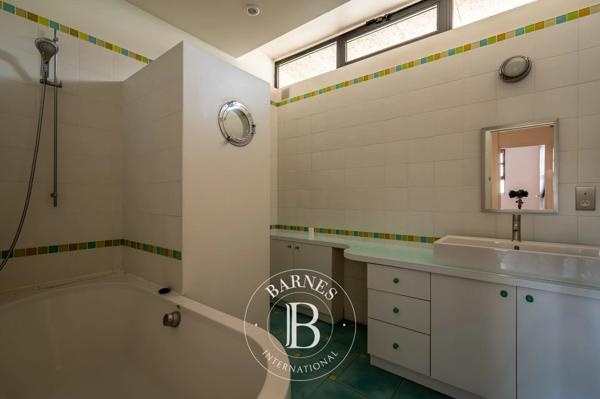 Asnières-sur-Seine, Hôtel particulier 5 Chambres -  429 m² à vendre