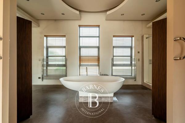 Asnières-sur-Seine, Hôtel particulier 5 Chambres -  429 m² à vendre