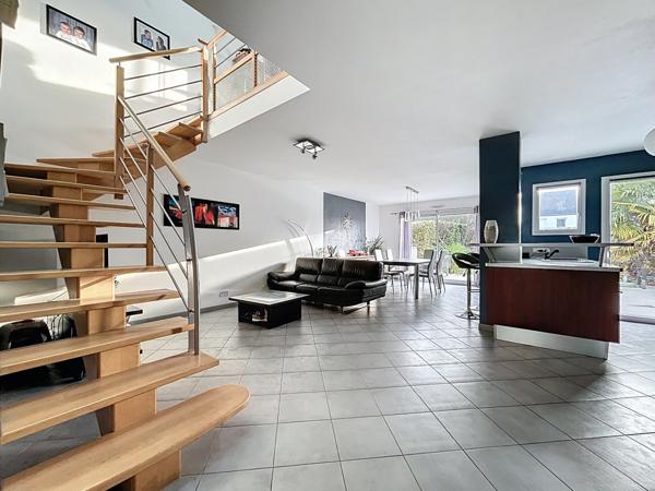 À moins de 10 minutes de Rennes et 10 minutes à pied du centre-ville de La Chapelle des Fougeretz.