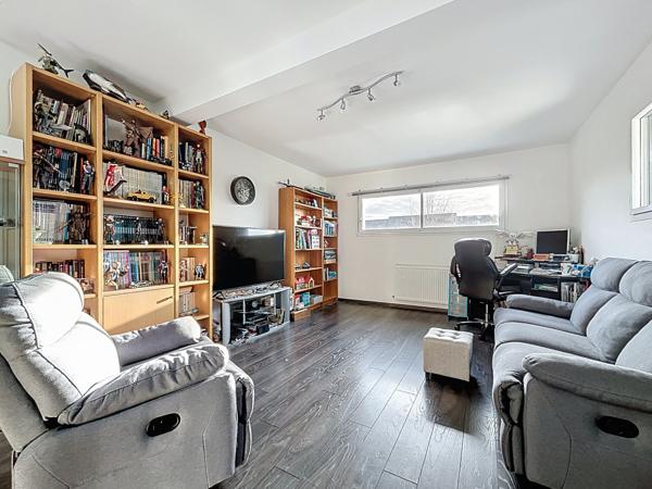 À moins de 10 minutes de Rennes et 10 minutes à pied du centre-ville de La Chapelle des Fougeretz.