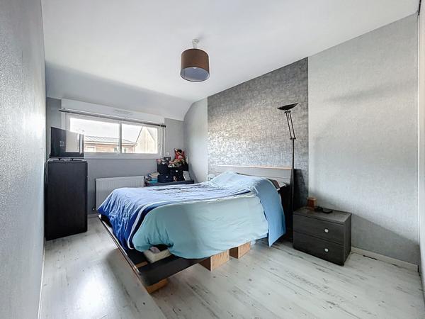 À moins de 10 minutes de Rennes et 10 minutes à pied du centre-ville de La Chapelle des Fougeretz.