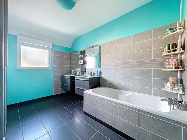 À moins de 10 minutes de Rennes et 10 minutes à pied du centre-ville de La Chapelle des Fougeretz.